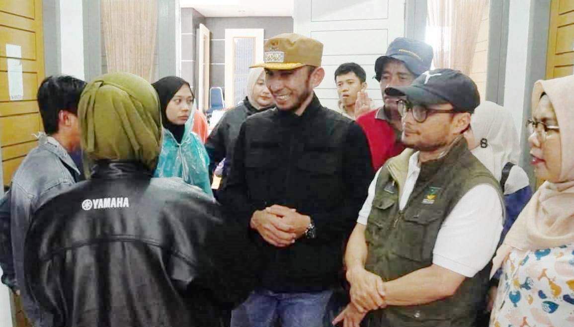 Wawako Allex didampingi Kadinsos Winarno saat sambangi pengungsi guna men chek kesehatan mereka.